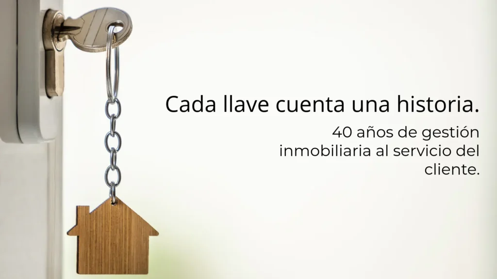 Llave con llavero de casa representando los 40 años de Argenio y Asociados, inmobiliaria en Hurlingham dedicada a la venta y alquiler de galpones.